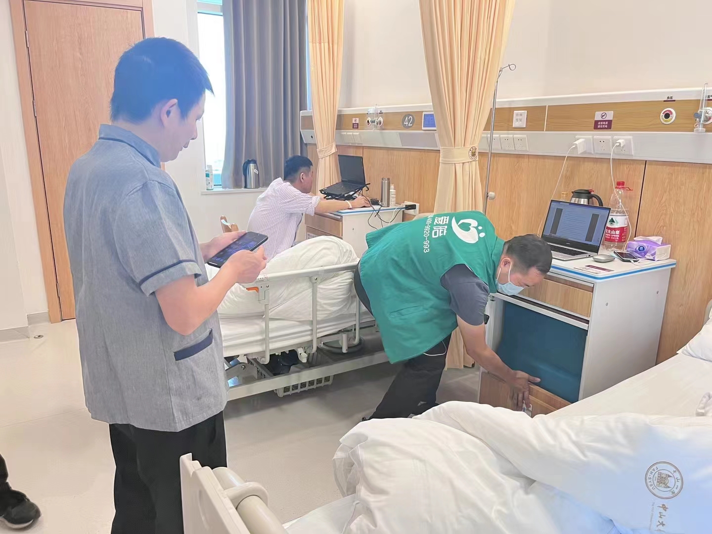 醫(yī)院智能床頭柜招商合作：愛(ài)陪共享智能陪護(hù)柜源頭廠家！